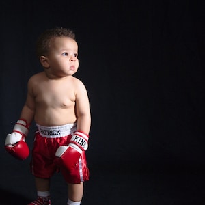 Conjunto personalizado de guantes y pantalones cortos de boxeo para bebé imagen 3