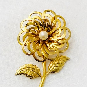 Blume Pin Mod Brosche Gold Ton Metall Faux Perle Mid Century Vintage Retro