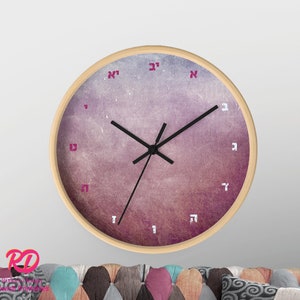 Abstrakte minimalistische Uhr mit hebräischem Alef Bet