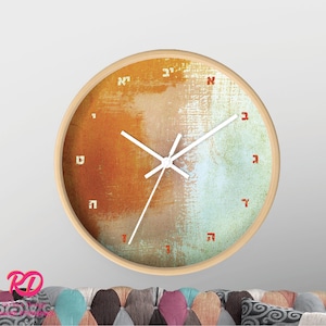 Decoratieve klok met Hebreeuwse Alef Bet