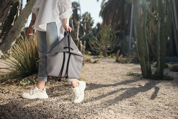 GREY Convertible Backpack, City Rucksack Transforming to  display picture 3
