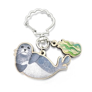 Wooden Keyring - Seal with Seaweed - Maple Wood Seaside Key Chain with Shell Clasp. Scottish Art. Key Fob Coastal Gifts for Beach Lovers.