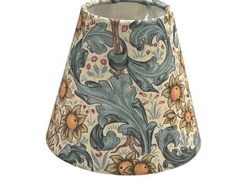 Pantalla de lámpara con clip para velas, diseño de orquídea y turmalina de William Morris, hecha a mano por un diseñador británico, pantallas para lámparas de araña, pantallas de lámpara con clip.