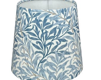 Pantalla de lámpara Empire hecha a mano con tela azul Willow Bough de William Morris