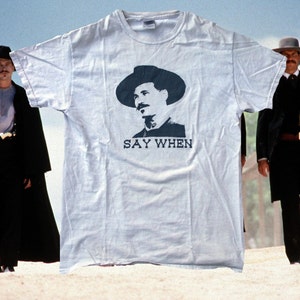 Koszulka inspirowana filmem Doc Holliday Tombstone &quot;Say When&quot;, oryginalna klasyczna, jednokolorowa, przetarta koszulka. Nadruk sitodrukowy.