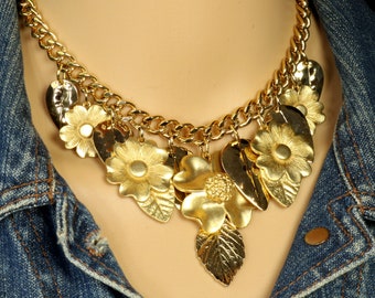 Collar babero floral con dijes de hojas y flores, cadena gruesa de eslabones, tono dorado satinado brillante