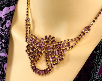 Collar babero Art Déco: diamantes de imitación morados polvorientos, cadena de chatón bañada en oro