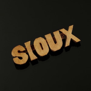 Broche SIOUX Épingle en bois sculpté à la main d&#39;art folklorique indigène d&#39;inspiration tribale