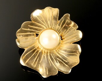 Broche de flor de oro con engaste de bisel, imitación de perla mabé, tono dorado.