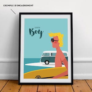 Peut inclure: Illustration rétro d'un surfeur avec des cheveux blonds et des lunettes de soleil sur une planche de surf. Le texte "SURFIN' Boy" est en haut à gauche de l'image. Un van vintage bleu et blanc est en arrière-plan.