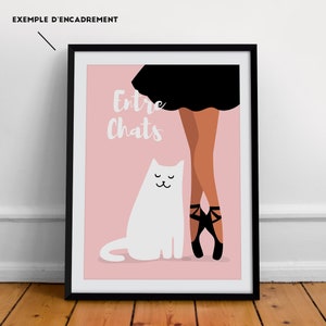 Könnte beinhalten: Ein rosa Hintergrund mit einer weißen Katze und einer Frau in einem schwarzen Kleid und schwarzen Ballerinas. Der Text "Entre Chats" ist in schwarzen Buchstaben geschrieben.