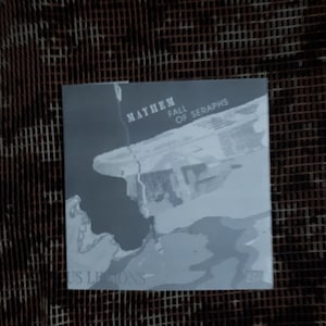 Könnte beinhalten: Ein Albumcover in Schwarzweiß mit dem Text "MAYHEM FALL OF SERAPHS" und dem Bandlogo "TS LIKROSS" unten.