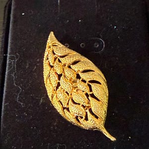 Vintage Gold Tone Leaf Brooch Mid Century Openwork Textured Metal Leaf Pin for Fall Retro Botanical Jewelry with Free Shipping