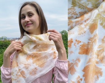 Auf Bestellung; Handbemalter Seidenschal mit Stempeln von Eichenblättern; Handgefärbtes Halstuch aus weißer Seide mit orange-gelbem Herbstlaub