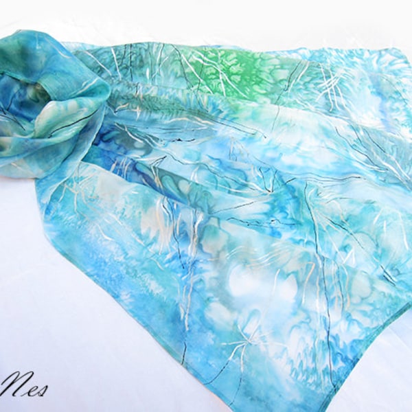 Zur Bestellung; Handbemalter Seidenschal mit abstraktem grün-türkisem Aquarellmuster; Handbemalter Seidenschal mit silbernem Netz; Weihnachtsgeschenk