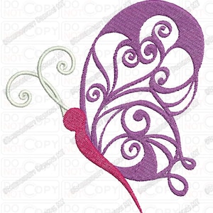 Puede incluir: Diseño de bordado de mariposa morado y rosa con detalles intrincados. La mariposa tiene una gran envergadura y delicados remolinos.