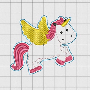 Peut inclure: Une licorne blanche avec une queue rose et des ailes jaunes. La licorne a une corne dorée et des yeux noirs. La licorne est soulignée en bleu.