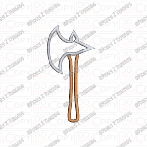 Puede incluir: Un hacha de plata con un mango de madera marrón. La cabeza del hacha es curva y tiene una punta puntiaguda.