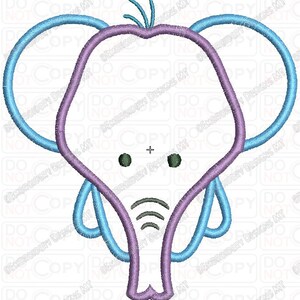 Op de afbeelding: Een geborduurd ontwerp van een olifant met grote oren, in tinten paars en blauw. De olifant heeft een kleine slurf en twee zwarte ogen.