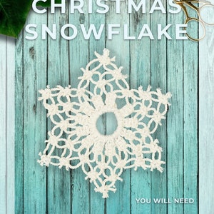 Puede incluir: Un adorno de copo de nieve de macramé blanco sobre un fondo de madera azul. El texto "CHRISTMAS SNOWFLAKE" está en la parte superior de la imagen. El texto "YOU WILL NEED" está en la parte inferior de la imagen, seguido de una lista de materiales: 24 cuerdas, 40 cm / 15,75 pulgadas de largo, 1,5 mm / 0,59 pulgadas de grosor, tijeras y pegamento blanco.