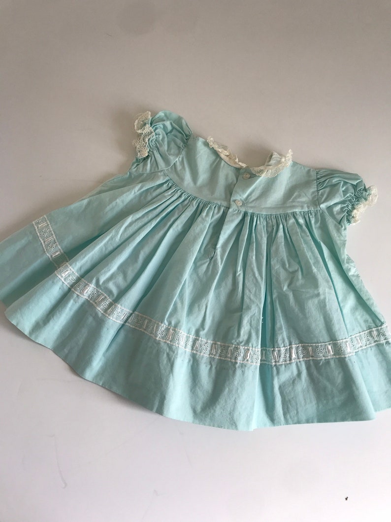 1950s, 1960s, baby girls dress, 6 months, 9 months, baby blue ruffle dress, lace dress, retro newborn dress, puffy sleeves, eyelet details image 9