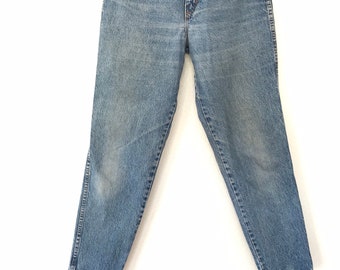 1990’s, W28 L30, 28”, Vintage chic jeans, mom jeans, tapered leg, high rise, ultra high waisted jeans, made in USA, well worn, wedgie fit,