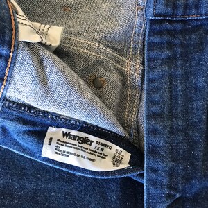 Może przedstawiać: Etykieta dżins&oacute;w Wrangler w kolorze niebieskim z białym tekstem, kt&oacute;ry brzmi "Wrangler 014MWZG 7X30 Machine wash hot and inside out first three times with like colors, tumble dry MADE IN MEXICO OF U.S. FABRIC 100% COTTON".