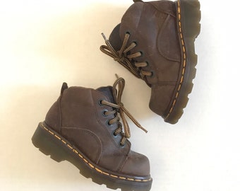 vintage Dr Martens boots doc martens black leather 6 hole Air Wair grunge 90s 00s y2k UK 6 US women 8