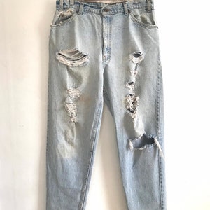 1980’s, 1990’s, vintage Levis jeans, high rise, high waisted, ripped, torn, grunge, lightwash, W34 L30, well worn, distressed denim, 550