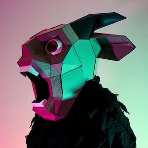 Może przedstawiać: Geometryczna maska w stylu low-poly w kształcie głowy kozy z dużymi uszami i rogami. Maska ma szeroko otwarty pysk i jedno widoczne oko, oświetlona żywym zielonym i karmazynowym światłem, noszona na ciemnym, teksturowanym ubraniu.