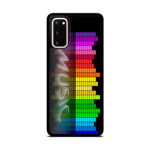 Peut inclure: Coque de téléphone noire avec un graphique d'égaliseur coloré et le mot "music" écrit en blanc sur le côté gauche.