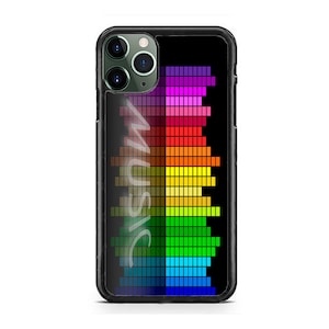Peut inclure: Coque de téléphone noire avec un graphique d'égaliseur coloré et le mot "MUSIC" écrit en blanc.