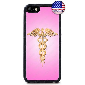 K&ouml;nnte beinhalten: Eine rosa iPhone-H&uuml;lle mit einem goldenen medizinischen Symbol, dem Stab des Asklepios, auf der R&uuml;ckseite.