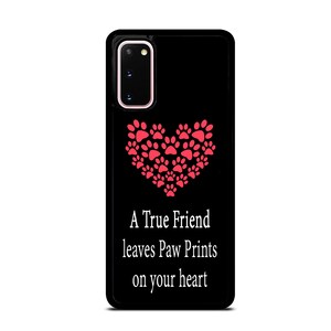 Op de afbeelding: Zwarte telefoonhoes met een roze hartvormig ontwerp met poot afdrukken en de tekst "Een echte vriend laat poot afdrukken achter op je hart".