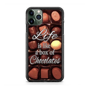 Könnte beinhalten: Schwarze Handyhülle mit einer Schachtel Pralinen in verschiedenen Brauntönen. Der Text "Life is like a box of Chocolates" ist in weißer Schreibschrift dargestellt.