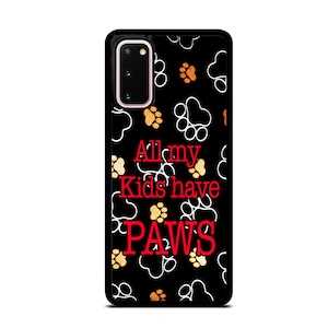 Op de afbeelding: Zwarte telefoonhoes met witte poot afdrukken en de tekst "All my kids have PAWS" in rood.