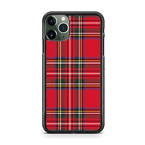 Peut inclure: Une coque de téléphone noire avec un motif écossais rouge et noir.