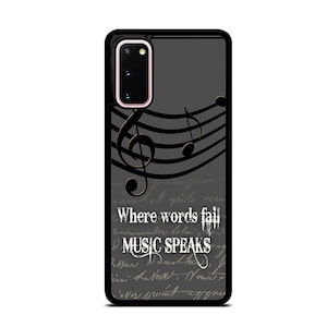 Peut inclure: Coque de téléphone noire avec un fond gris et un motif de note de musique noire. Le texte "Where words fail MUSIC SPEAKS" est imprimé sur la coque.