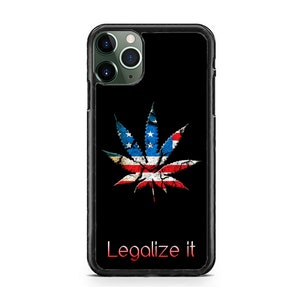 Może przedstawiać: Czarne etui na telefon z zielonym wzorem liścia marihuany. Liść jest ozdobiony amerykańską flagą. Tekst "Legalize it" jest nadrukowany na dole etui w kolorze czerwonym i białym.