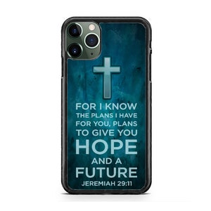 Puede incluir: Una funda de tel&eacute;fono negra con fondo azul y una cruz blanca. El texto "FOR I KNOW THE PLANS I HAVE FOR YOU, PLANS TO GIVE YOU HOPE AND A FUTURE JEREMIAH 29:11" est&aacute; impreso en la funda.