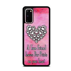 Op de afbeelding: Een roze en witte telefoonhoes met een zwarte rand. De hoes heeft een hartvorm gemaakt van poot afdrukken en de tekst "A True Friend leaves Paw Prints on your heart".