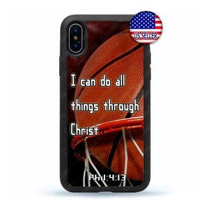 Op de afbeelding: Een zwarte iPhone-hoes met een basketbal en het citaat "Ik kan alles door Christus doen Phil:4:13".
