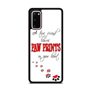 Op de afbeelding: Een witte telefoonhoes met een zwarte rand. De hoes heeft een quote die luidt: "Een echte vriend laat potafdrukken achter in je hart." De quote is in zwarte cursieve letters. Er zijn rode potafdrukken aan de onderkant van de hoes.