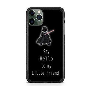 以下が含まれることがあります： ダース・ベイダーがライトセーバーを持っている白いアウトラインと「Say Hello to my Little Friend」というテキストが書かれた黒い携帯電話ケース。