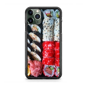 Könnte beinhalten: Eine schwarze Handyhülle mit einem bunten Bild von Sushi-Rollen. Die Sushi-Rollen sind in Reihen angeordnet und enthalten verschiedene Zutaten wie Lachs, Avocado und Krabben.