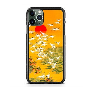 Op de afbeelding: Een zwarte iPhone-hoes met een kleurrijk ontwerp met een rode zon, witte vogels en groen gebladerte. De hoes heeft een uitsparing voor de cameralens.