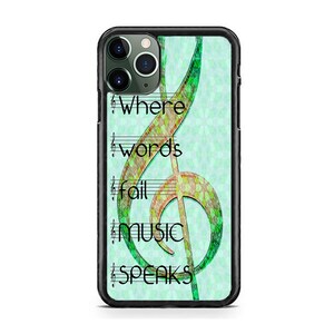 Peut inclure: Une coque de téléphone iPhone noire avec un motif de note de musique verte et jaune. Le texte "Where words fail music speaks" est imprimé sur la coque.