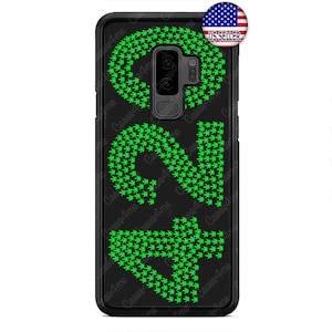 Op de afbeelding: Zwarte telefoonhoes met een groen marihuanabladontwerp. Het ontwerp is een gestileerde "420" met de cijfers gemaakt van marihuanabladeren.