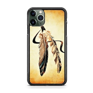 以下が含まれることがあります： 黒のiPhoneケース。茶色とベージュの背景に、黒いリボンが付いたスタイリッシュな羽根が2本描かれています。ケースにはカメラレンズの切り抜きがあります。