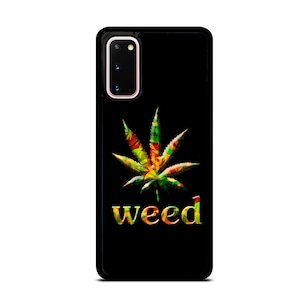 Op de afbeelding: Een zwarte telefoonhoes met een ontwerp van een groen, geel en oranje marihuanablad en het woord "weed" in gele letters.